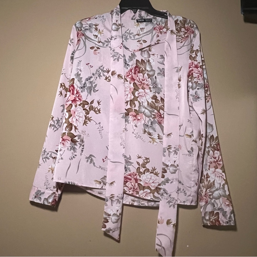 Women's long sleeve shirt with flower print, collared sleeves, in good condition